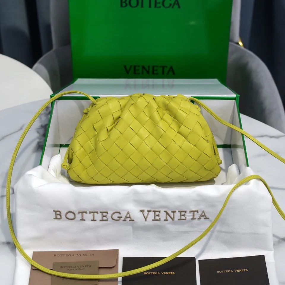 Batch 1260 Real shot👇2020 New colors on Xiaoyunduo Authentic Italian original Bottega Veneta This Pouch clutch bag is one of the first designs created by designer Daniel in BV. It has a simple soft silhouette bag body without any unnecessary decoration. It has a very elegant and high-end texture when you hold it casually in your hand. The more you look at it, the more you will be fascinated by it. Counter quality size: 22*12.7cm (Xiao Yunduo rough weaving)